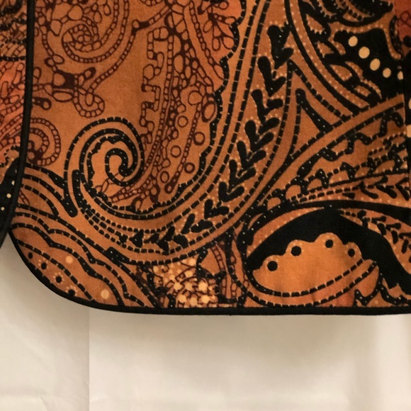 Ladies Separates Paisley Print Blazer. - Picture 5 of 5